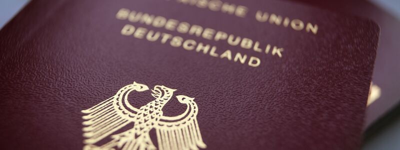 Langes Warten auf einen Reisepass-Abholtermin soll bald passé sein: Ausweisdokumente können dann an einer Art Packstation abgeholt werden. - Foto: Karl-Josef Hildenbrand/dpa