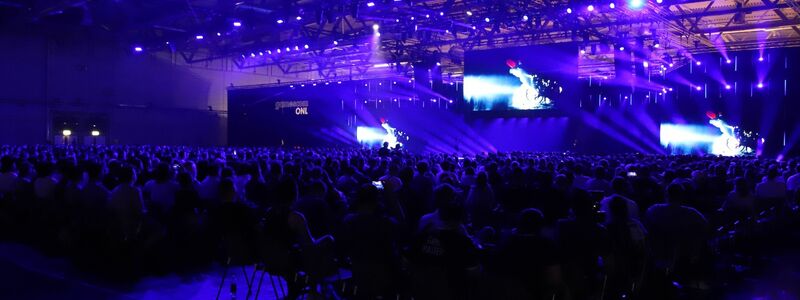 Zahlreiche Besucher verfolgen die «Opening Night Live» in den Kölner Messehallen. - Foto: Sascha Thelen/dpa
