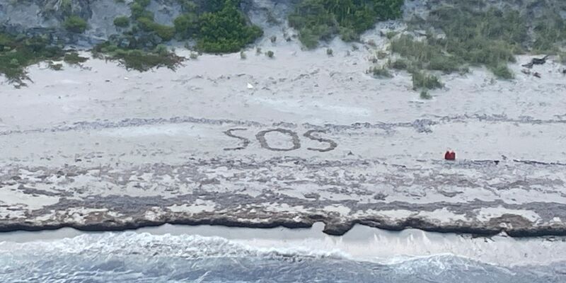 «SOS»: Ein 64-jähriger Mann war drei Tage lang auf einer Insel in den Bahamas gestrandet. - Foto: Uncredited/U.S. Coast Guard/AP/dpa