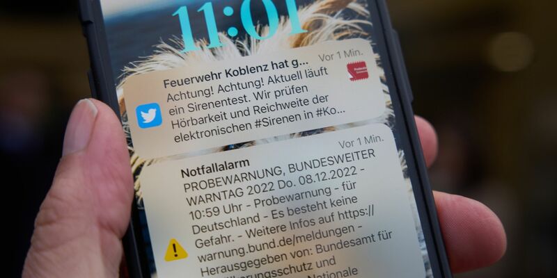 Seit Februar warnen Behörden in Deutschland über Cell Broadcast mit einer Art SMS vor Hochwasser, Großbränden und anderen folgenschweren Ereignissen. - Foto: Thomas Frey/dpa