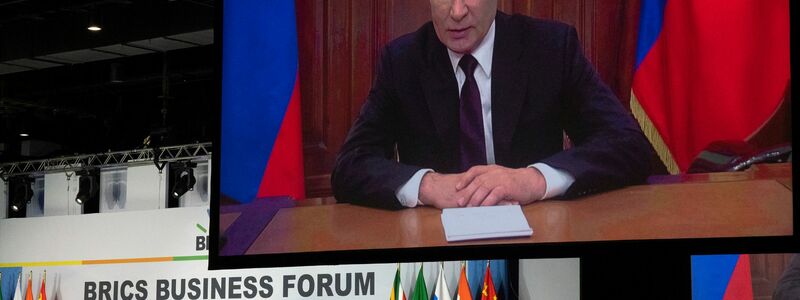 Kremlchef Wladimir Putin nimmt per Videokonferenz am Brics-Gipfel teil. - Foto: Jerome Delay/AP/dpa