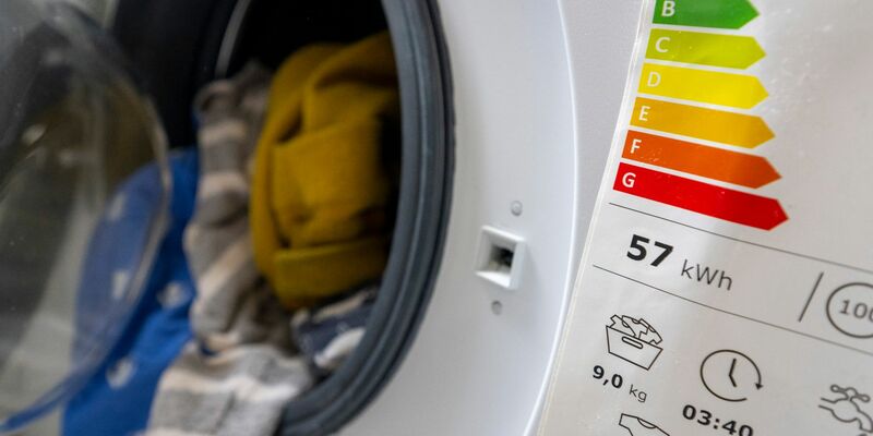 Einer Umfrage zufolge nutzen nur 15 Prozent der Verbraucher das Eco-Programm der Waschmaschine. - Foto: Monika Skolimowska/dpa/Symbolbild