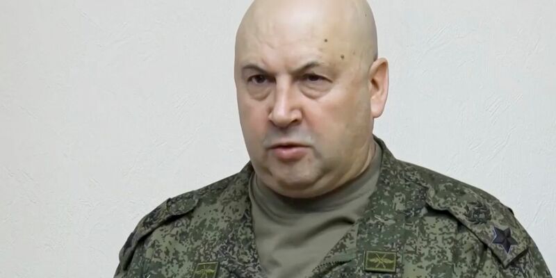 Galt als einer der wichtigsten Verbündeten von Söldnerchef Jewgeni Prigoschin in der regulären russischen Armee bei dessen Machtkampf mit Verteidigungsminister Sergej Schoigu und Generalstabschef Waleri Gerassimow: Sergej Surowikin. - Foto: -/Russian Defense Ministry Press Service/AP/dpa