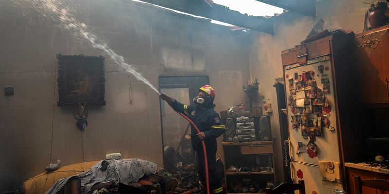 Ein Feuerwehrmann kämpft am im Dorf Hasia in der Nähe von Athen gegen einen Waldbrand. - Foto: Marios Lolos/XinHua/dpa