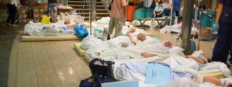 Patienten liegen auf dem Boden einer Fähre, nachdem die Gesundheitsbehörden ein Krankenhaus in Alexandroupolis teilweise evakuiert haben. - Foto: Uncredited/e-evros.gr/AP/dpa