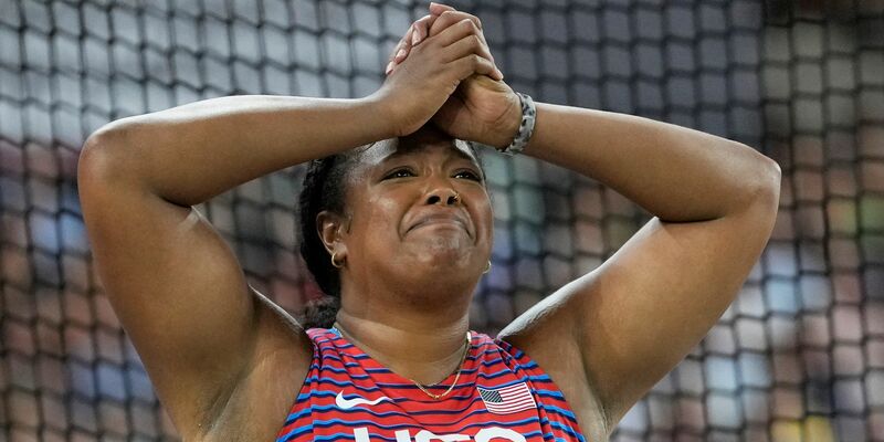 Die auf der Insel Oahu geborene Laulauga Tausaga dachte nach dem WM-Gewinn an die Feueropfer auf Hawaii. - Foto: Matthias Schrader/AP