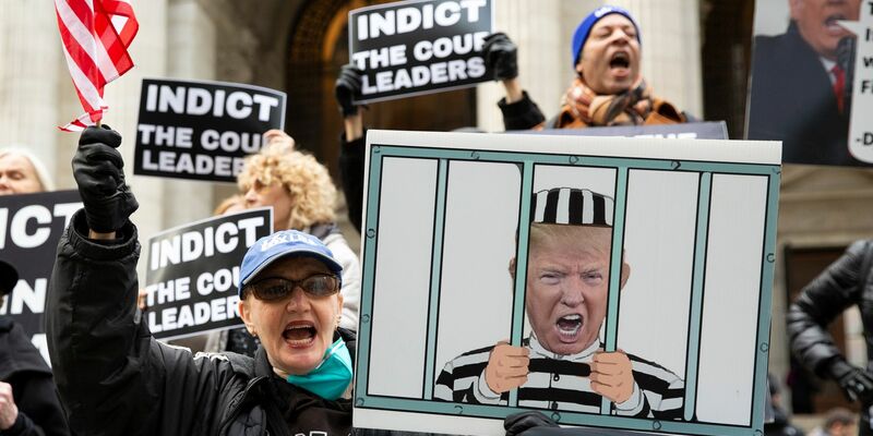 Trump bringt die USA einmal mehr an die Grenze des Vorstellbaren. Am Donnerstag soll der Ex-Präsident in einem Gefängnis in Atlanta vorstellig werden, wegen der jüngsten Anklage gegen ihn im Bundesstaat Georgia. - Foto: Gina M Randazzo/ZUMA Press Wire/dpa