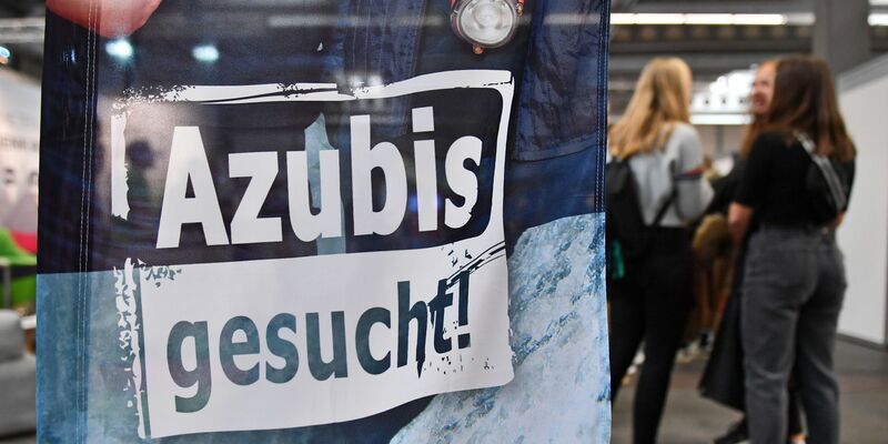 Viele Betriebe in Deutschland finden einer Umfrage zufolge nicht genügend Auszubildende. - Foto: Martin Schutt/dpa-Zentralbild/dpa