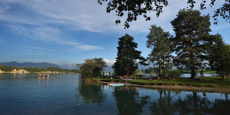 Badegäste suchen Abkühlung in einer Bucht am Forggensee in Bayern. - Foto: Karl-Josef Hildenbrand/dpa