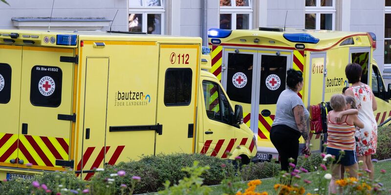 Einsatzkräfte der Feuerwehr auf dem Schulhof der Grund- und Oberschule. - Foto: Sebastian Kahnert/dpa