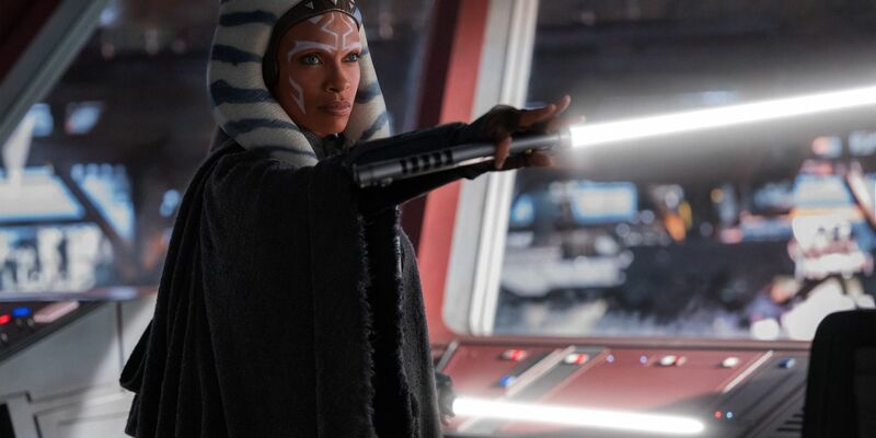 Ahsoka Tano (Rosario Dawson) in einer Szene aus Ahsoka. - Foto: Suzanne Tenner/©2022 Lucasfilm/Disney+/dpa