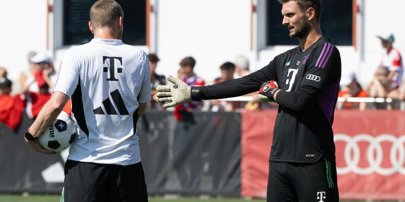 Bekommt neue Komkurrenz auf der Torhüterposition: Sven Ulreich (r) vom FC Bayern München. - Foto: Peter Kneffel/dpa
