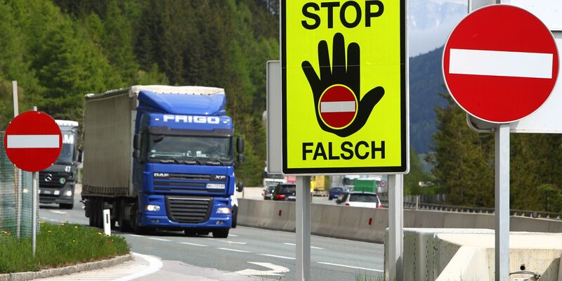 Ein Schild warnt auf einer Raststätte an der Brennerautobahn vor dem Befahren der Autobahn in die falsche Richtung. - Foto: Karl-Josef Hildenbrand/dpa