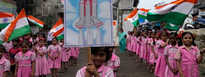 Im indischen Mumbai freuen sich Schulkinder auf den großen Moment: nun ist die indische Sonde erfolgreich auf dem Mond gelandet. - Foto: Rajanish Kakade/AP/dpa