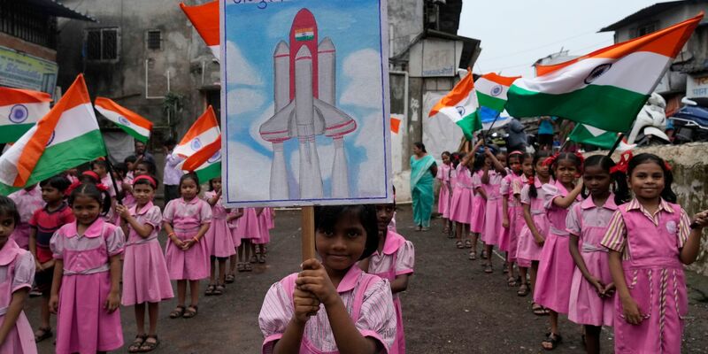 Im indischen Mumbai freuen sich Schulkinder auf den großen Moment: nun ist die indische Sonde erfolgreich auf dem Mond gelandet. - Foto: Rajanish Kakade/AP/dpa