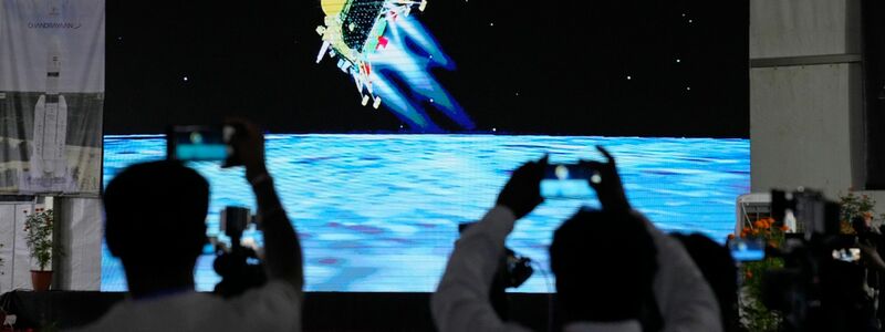 Jubel bricht während der Live-Übertragung der Landung des Raumschiffs in der ISRO-Einrichtung im indischen Bengaluru aus, als «Chandrayaan-3» auf dem Mond landet. - Foto: Aijaz Rahi/AP/dpa