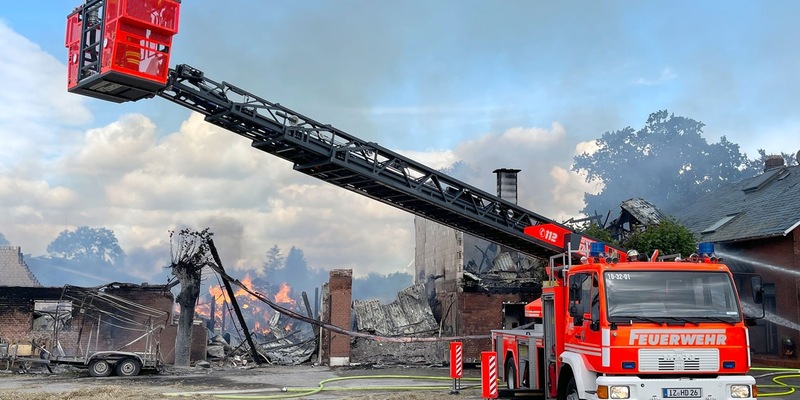 FW-NE: Ausgedehnter Wohnhausbrand | Vier Einfamilien-Reihenhäuser unbewohnbar | Keine Verletzten - Foto: presseportal.de