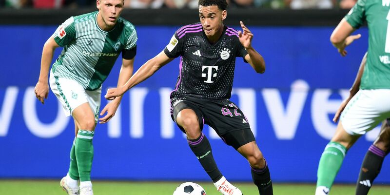 Bayerns Jamal Musiala (r)fällt vorerst mit einem Muskelfaserriss aus. - Foto: Carmen Jaspersen/dpa