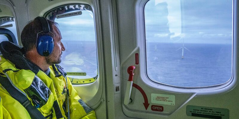 Kronprinz Haakon von Norwegen betrachtet den schwimmenden Offshore-Windpark von oben. - Foto: Ole Berg-Rusten/NTB Scanpix/AP/dpa
