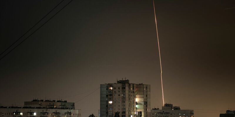 Blick auf Charkiw, während im Hintergrund mutmaßlich russische Raketen von der russischen Region Belgorod aus auf die Ukraine abgefeuert werden. (Archiv) - Foto: Vadim Belikov/AP