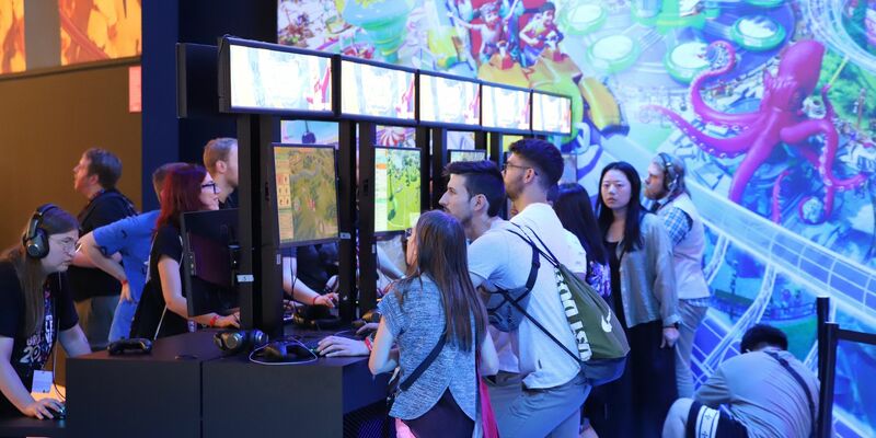 Besucher der Spielemesse Gamescom probieren neue Computerspiele direkt vor Ort aus. - Foto: Sascha Thelen/dpa