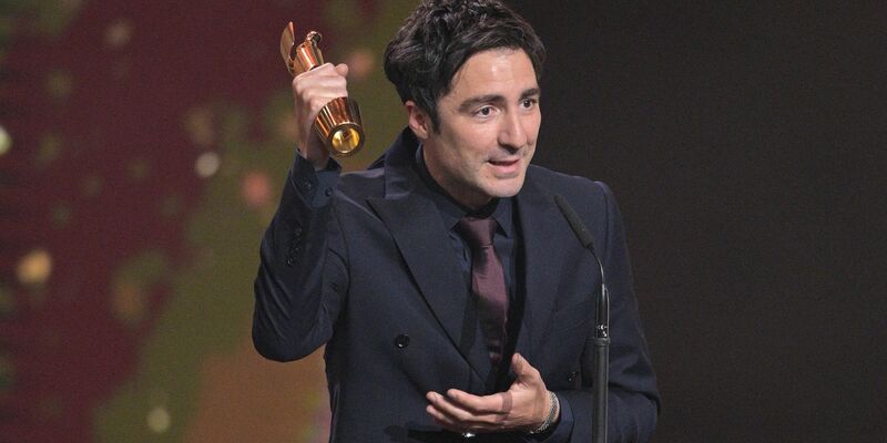 Regisseur und Drehbuchautor Ilker Catak bei der Verleihung des Deutschen Filmpreises mit dem Preis für die beste Regie für «Das Lehrerzimmer». - Foto: Hannes P. Albert/dpa