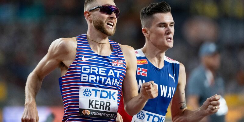Der Brite Josh Kerr (l) setzte sich im 1500-Meter-Lauf gegen den Favoriten Jakob Ingebrigtsen durch. - Foto: Sven Hoppe/dpa