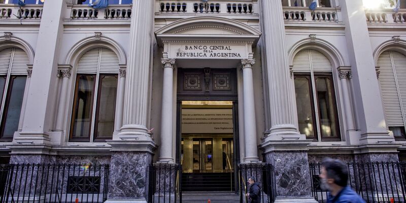 Das hoch verschuldete Argentinien hat 2023 zur Begleichung fälliger Zinsforderungen des Internationalen Währungsfonds (IWF) einen millionenschweren Kredit bei Katar aufgenommen. - Foto: Roberto Almeida Aveledo/Zuma Press/dpa