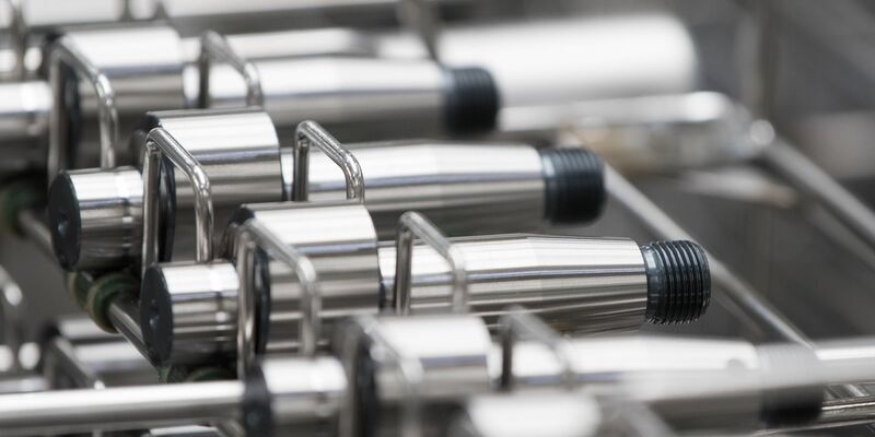 Nockenwellen liegen in der Produktion eines Automobilzulieferers auf einem Gestell. - Foto: Sebastian Kahnert/dpa-Zentralbild/dpa