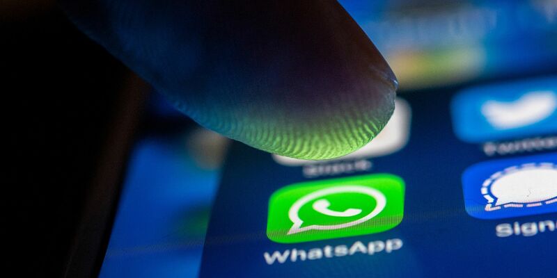 Ein Finger berührt das WhatsApp-Logo auf einem Smartphone. - Foto: Zacharie Scheurer/dpa