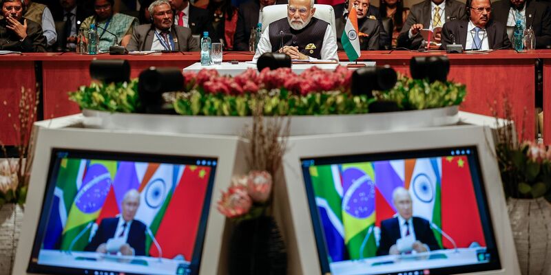 Indiens Premierminister Narendra Modi (M) schaut der Plenarsitzung auf dem Brics-Gipfel 2023 zu, während Kremlchef Wladimir Putin per Videoübertragung spricht. - Foto: GIANLUIGI GUERCIA/Pool AFP/AP/dpa