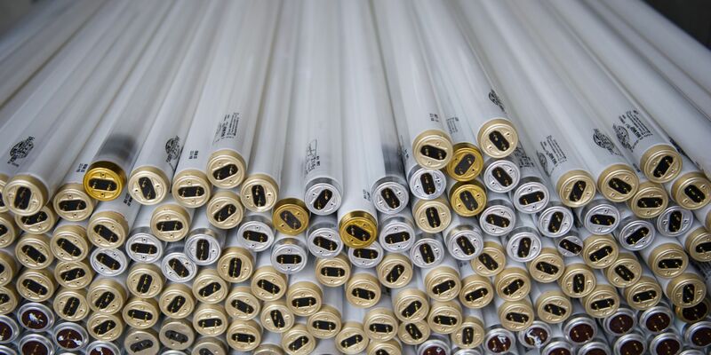 Ausrangierte Leuchtstoffröhren liegen auf dem Recyclinghof Bahrenfeld in Hamburg. - Foto: picture alliance / dpa