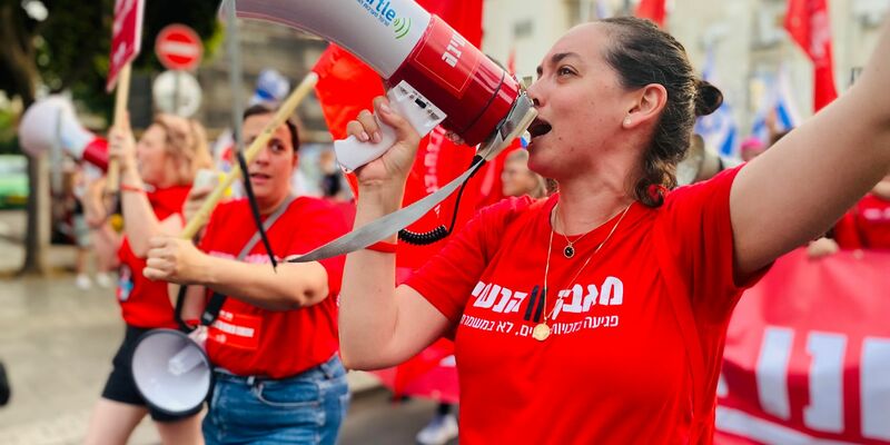 Die israelische Aktivistin Lee Hoffmann Agiv (r), aufgenommen bei einer Demonstration am 03. Juni. Sie gehört zu den Organisatorinnen eines Protestmarschs im strengreligiösen Tel Aviver Vorort Bnei Brak. - Foto: Roni Lahav/dpa