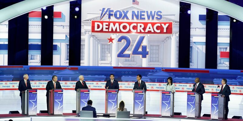 Die republikanischen US-Präsidentschaftskandidaten von links nach rechts: Asa Hutchinson, Chris Christie, Mike Pence, Ron DeSantis, Vivek Ramaswamy, Nikki Haley, Tim Scott und Doug Burgum. - Foto: Morry Gash/AP