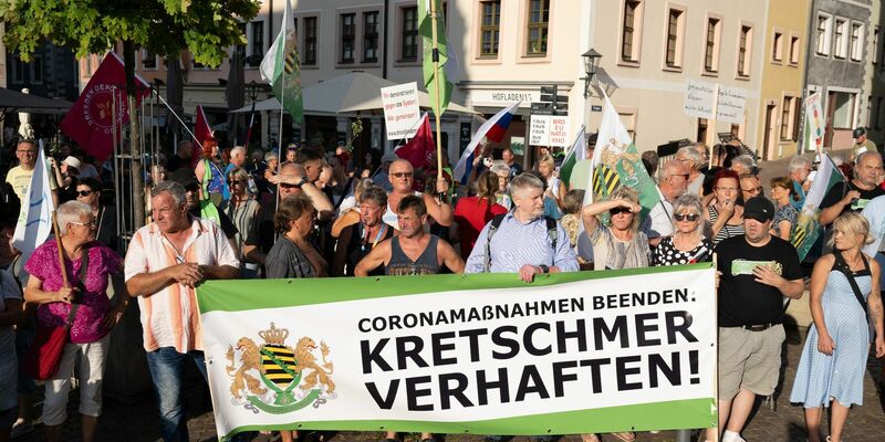Die rechtsextreme Kleinstpartei «Freie Sachsen» war mit ein paar Dutzenden Anhängern unter anderem mit einem Plakat und der Aufschrift «Kretschmer verhaften» aufmarschiert. - Foto: Sebastian Kahnert/dpa