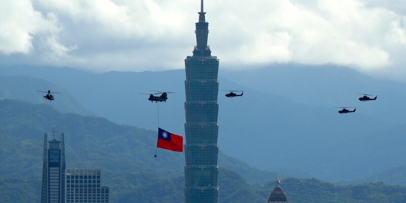 Militärhubschrauber anlässlich Taiwans Nationalfeiertag in Taipeh. - Foto: Daniel Ceng Shou-Yi/ZUMA Press Wire/dpa