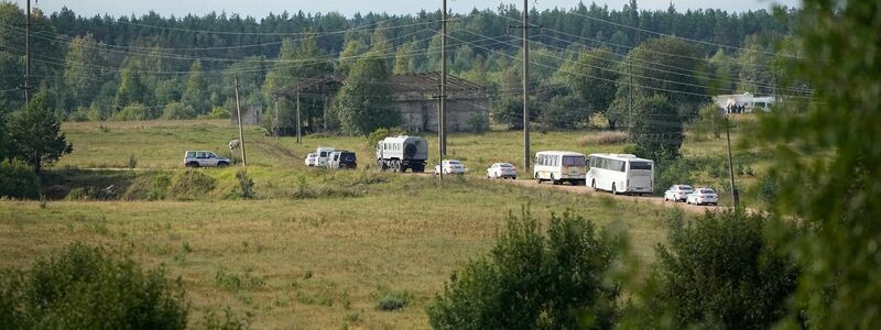 Fahrzeugkonvoi in der Nähe des abgestürzten Privatjets. Hier im nordrussischen Gebiet Twer nahe dem Waldai-See ist auch eine Militärbasis und eine Flugabwehreinheit stationiert. - Foto: Alexander Zemlianichenko/AP/dpa