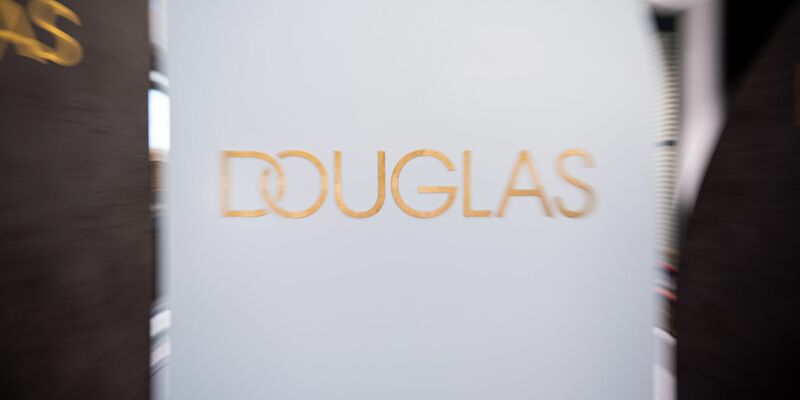 Die Parfümeriekette Douglas möchte weiter expandieren. - Foto: Daniel Reinhardt/dpa