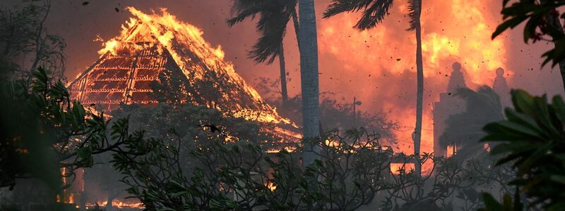 Die Halle der Waiola Church in Lahaina und die nahe gelegene Lahaina Hongwanji Mission auf Maui stehen in Flammen. - Foto: Matthew Thayer/The Maui News via AP/dpa