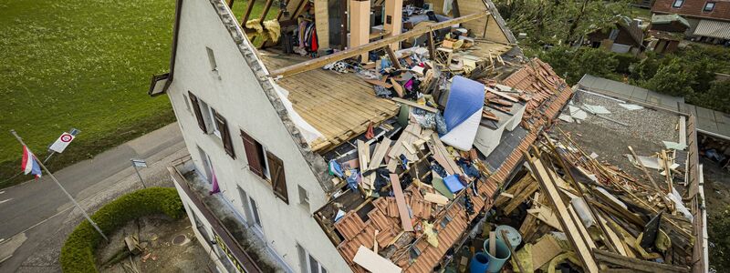 Ein Haus mit abgerissenem Dach, nachdem ein Tornado durch die Stadt La Chaux-de-Fonds in der Schweiz gefegt ist. - Foto: Valentin Flauraud/KEYSTONE/dpa
