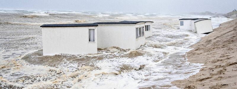 Badehäuser treiben in Dänemark bei einem Sturm in der Nordsee. - Foto: Henning Bagger/Ritzau Scanpix Foto/AP/dpa