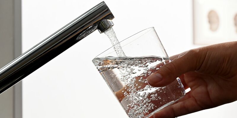 Die Erreger werden häufig durch zerstäubtes Wasser übertragen, etwa über Wasserhähne. - Foto: Bernd Weißbrod/dpa