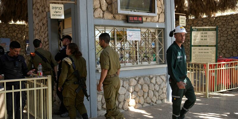 Israelische Soldaten am Eingang zum Naturreservat Ein Gedi, nachdem bei einem Steinschlag ein fünfjähriger Junge getötet wurde. - Foto: Ohad Zwigenberg/AP/dpa