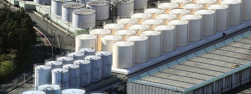 Tanks, die im Kernkraftwerk Fukushima Daiichi aufbereitetes radioaktives Abwasser enthalten. - Foto: ---/Kyodo News/AP/dpa