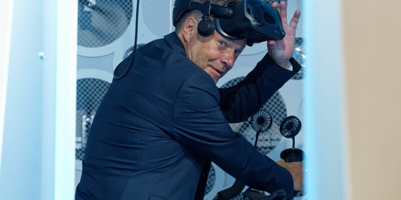 Wirtschaftsminister Robert Habeck (Grüne) macht einen Messerundgang bei der Gamescom in Köln. - Foto: Henning Kaiser/dpa