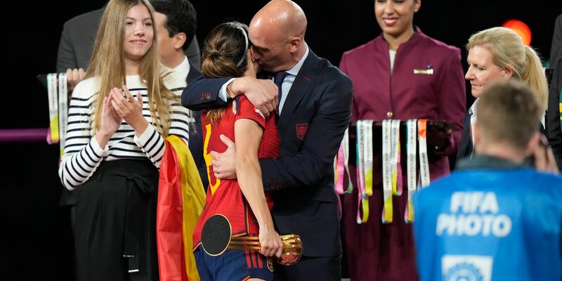 Spaniens früherer Fußball-Verbandspräsident Luis Rubiales und drei weitere Funktionäre sind im Kuss-Skandal offiziell angeklagt worden. - Foto: Alessandra Tarantino/AP/dpa