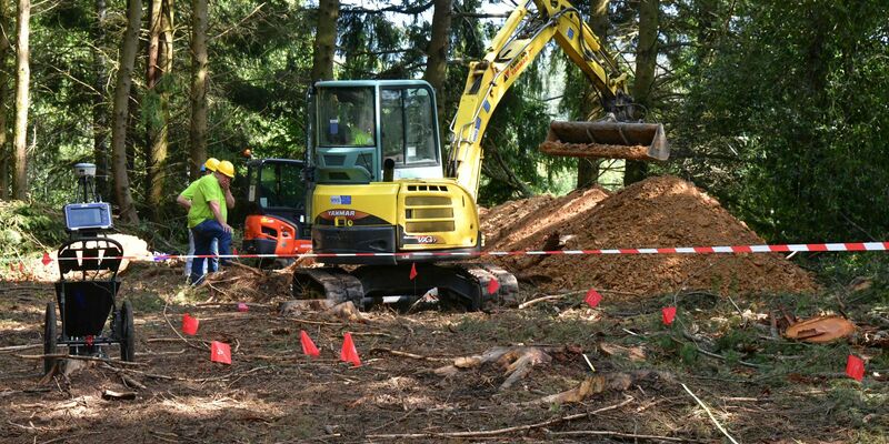 Nach einem Hinweis auf ein Massengrab mit Dutzenden vom französischen Widerstand erschossenen Wehrmachtssoldaten in Südfrankreich wurde bei Meymac erneut gesucht. - Foto: Pascal Lachenaud/AFP/dpa