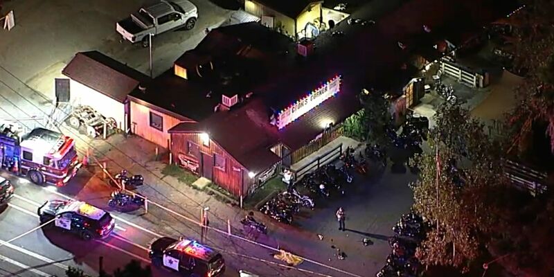 Einsatzkräfte am Tatort in Kalifornien. - Foto: ---/ABC7 Los Angeles/AP/dpa