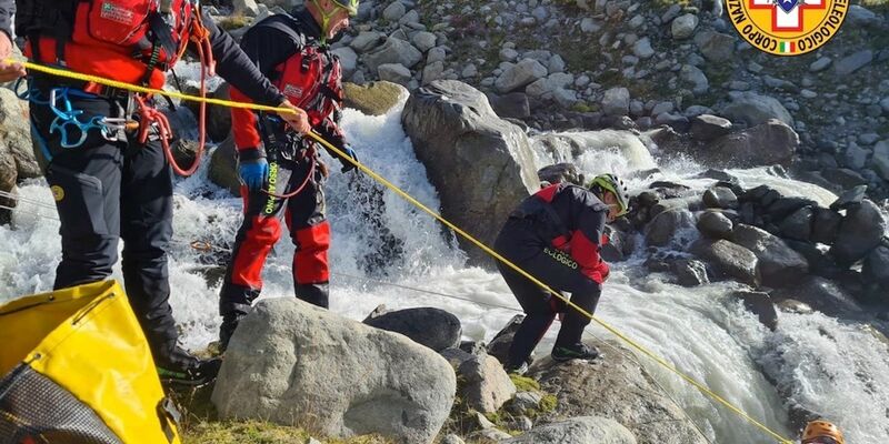 Einsatzkräfte der Bergrettung an einem Wildbach in der Nähe des Fellaria-Gletschers, wo zwei Frauen ertranken. - Foto: Italienische Bergrettung/dpa