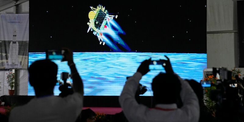 Indien ist als viertem Land eine sanfte Landung auf dem Mond geglückt. - Foto: Aijaz Rahi/AP/dpa